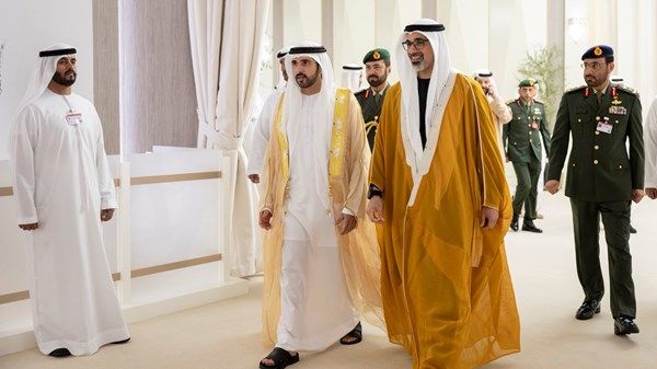 خالد بن محمد بن زايد وحمدان بن محمد بن راشد يستقبلان الوفود المشاركة في معرض دبي للطيران