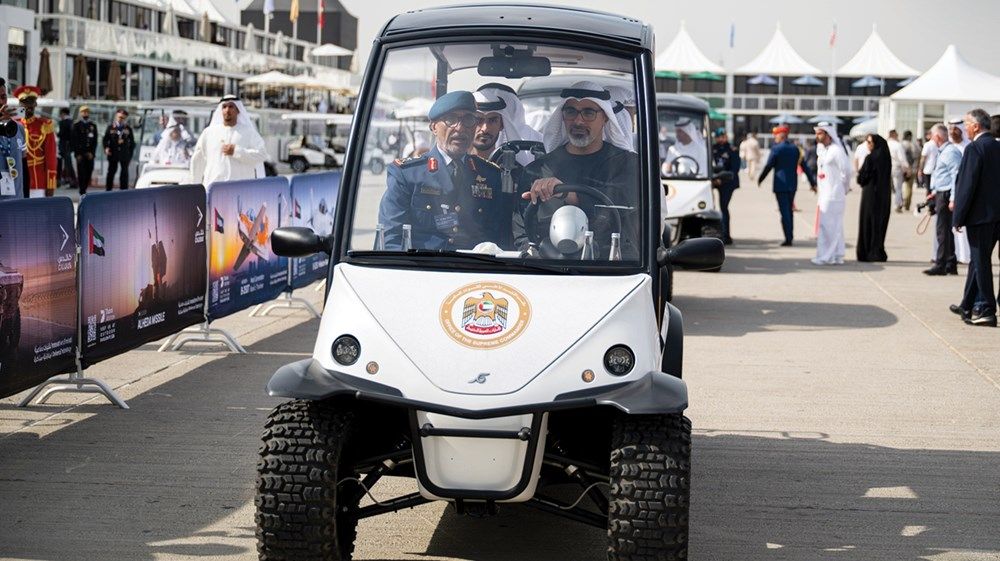 خالد بن محمد بن زايد يزور عدداً من أجنحة معرض دبي للطيران