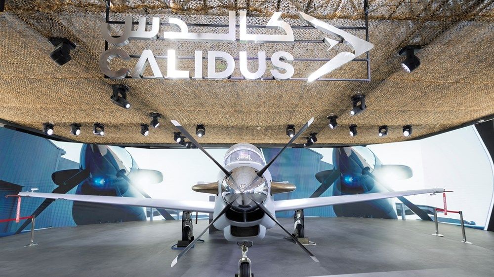 حمدان بن محمد يطّلع على الطائرة القتالية الخفيفة إماراتية الصُنع «كالدسB-250» في معرض دبي للطيران