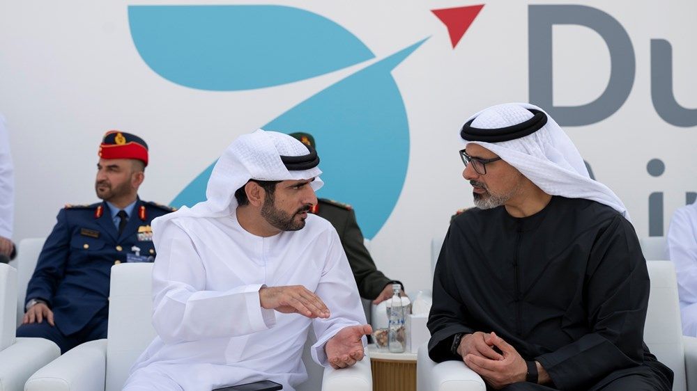 خالد بن محمد بن زايد وحمدان بن محمد بن راشد يشهدان العرض الجوي المصاحب لـ«معرض دبي للطيران»