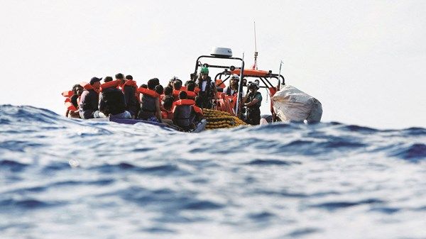 «الهلال الأحمر»: غرق 4 بانقلاب قاربي مهاجرين قبالة ليبيا