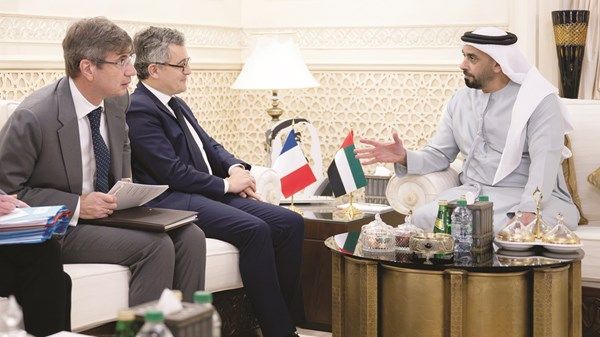 سيف بن زايد يلتقي وزير العدل الفرنسي