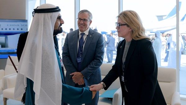 محمد بن راشد يلتقي نائب الرئيس التنفيذي لمجموعة بوينغ العالمية