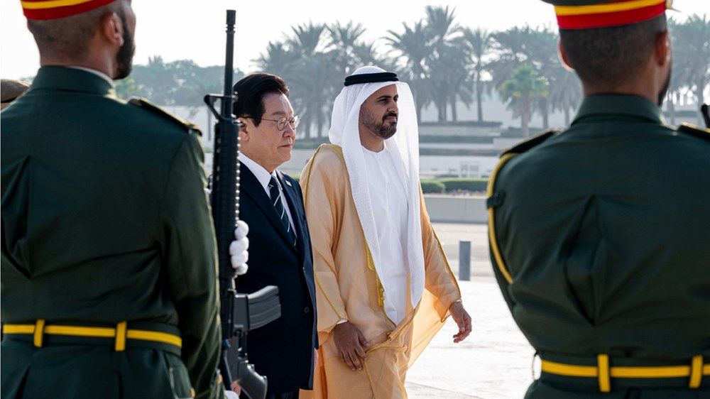 ذياب بن محمد بن زايد يستقبل رئيس جمهورية كوريا في واحة الكرامة