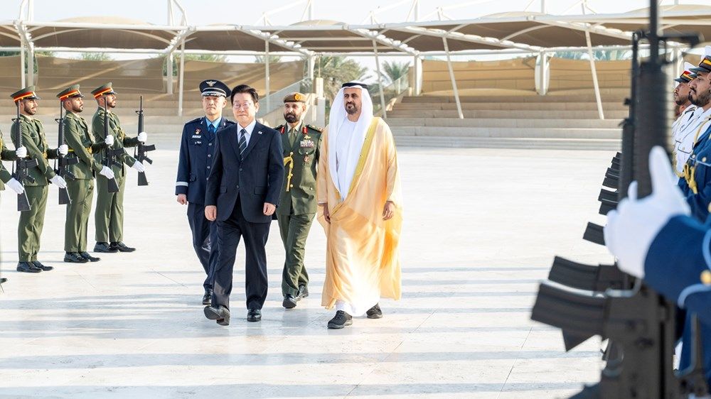 ذياب بن محمد بن زايد يستقبل رئيس جمهورية كوريا في واحة الكرامة