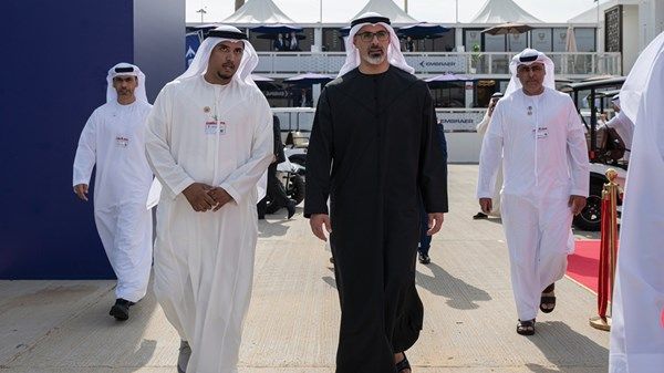 خالد بن محمد بن زايد يزور عدداً من أجنحة معرض دبي للطيران