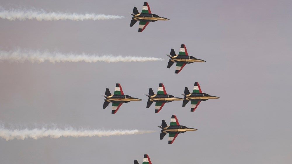 خالد بن محمد بن زايد وحمدان بن محمد بن راشد يشهدان العرض الجوي المصاحب لـ«معرض دبي للطيران»