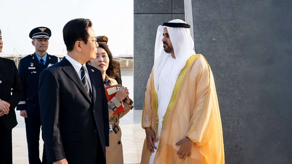 ذياب بن محمد بن زايد يستقبل رئيس جمهورية كوريا في واحة الكرامة