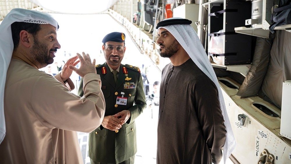خالد بن محمد بن زايد يزور عدداً من أجنحة معرض دبي للطيران