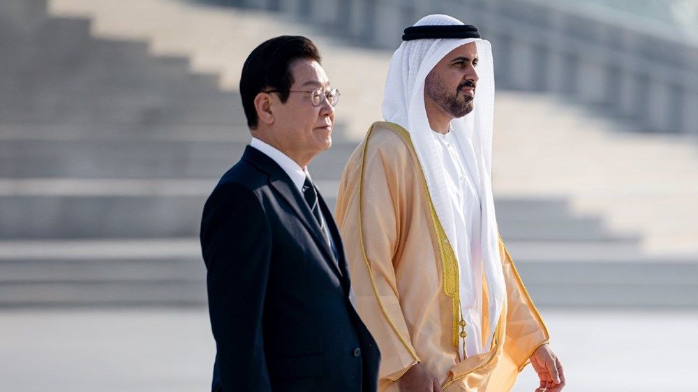 ذياب بن محمد بن زايد يستقبل رئيس جمهورية كوريا في واحة الكرامة