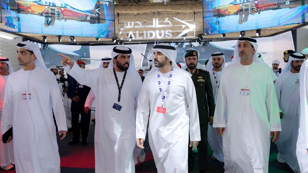 حمدان بن محمد يطّلع على الطائرة القتالية الخفيفة إماراتية الصُنع «كالدسB-250» في معرض دبي للطيران