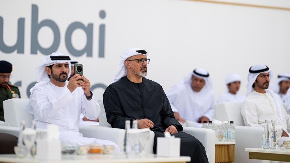 خالد بن محمد بن زايد وحمدان بن محمد بن راشد يشهدان العرض الجوي المصاحب لـ«معرض دبي للطيران»