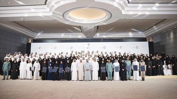 سيف بن زايد يشهد حفل تكريم الدفعة العاشرة من دبلوم خدمات المستقبل