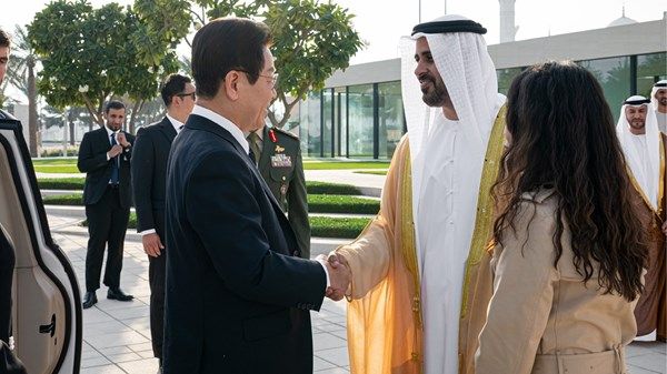 ذياب بن محمد بن زايد يستقبل رئيس جمهورية كوريا في واحة الكرامة