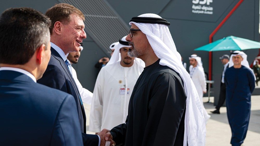 خالد بن محمد بن زايد يزور عدداً من أجنحة معرض دبي للطيران