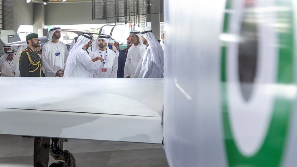 حمدان بن محمد يطّلع على الطائرة القتالية الخفيفة إماراتية الصُنع «كالدسB-250» في معرض دبي للطيران