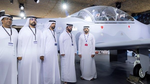 حمدان بن محمد يطّلع على الطائرة القتالية الخفيفة إماراتية الصُنع «كالدسB-250» في معرض دبي للطيران