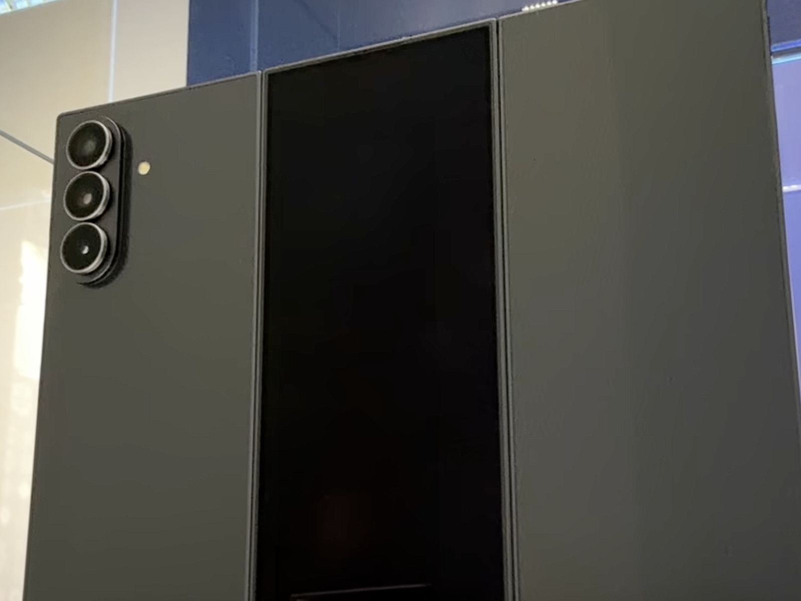 تكنولوجيا: تسريبات جديدة تؤكد نسخة للسوق الأمريكي قادمة من هاتف سامسونج Galaxy Z TriFold