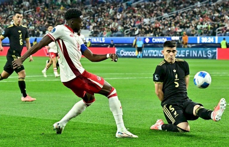 ألفونسو ديفيس يعاود تمارينه مع بايرن ميونيخ بعد غياب لثمانية أشهر