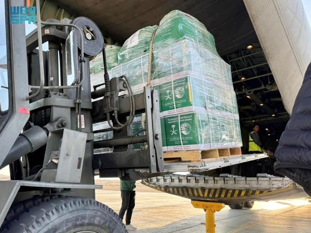 الطائرة الإغاثية السعودية 73 تصل مطار العريش لدعم غزة