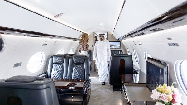 حمدان بن محمد يزور معرض دبي للطيران ويتفقد جانباً من أحدث الطائرات المشاركة