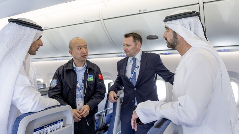 حمدان بن محمد يزور معرض دبي للطيران ويتفقد جانباً من أحدث الطائرات المشاركة