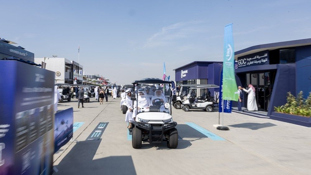حمدان بن محمد يزور معرض دبي للطيران ويتفقد جانباً من أحدث الطائرات المشاركة