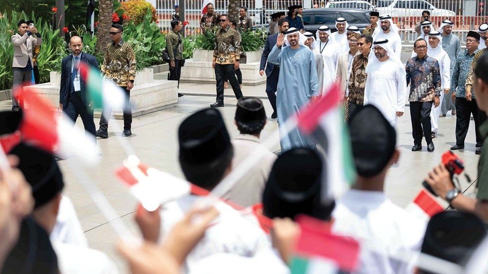 ذياب بن محمد بن زايد يزور جامع الشيخ زايد الكبير في مدينة سوراكارتا في إندونيسيا