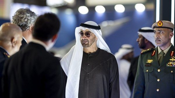 رئيس الدولة يزور فعاليات اليوم الثالث لمعرض دبي للطيران 2025 ويلتقي وزير الدفاع الإيطالي