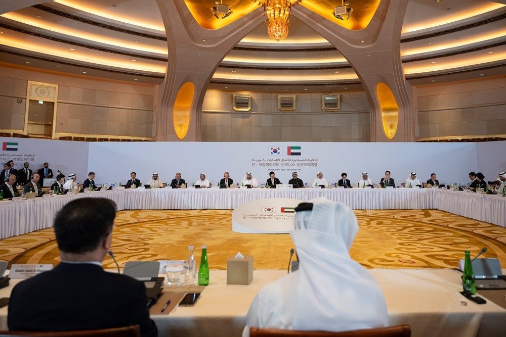 ولي عهد أبوظبي والرئيس الكوري يشهدان اجتماع الطاولة المستديرة للأعمال لتعزيز التعاون الاقتصادي بين البلدين