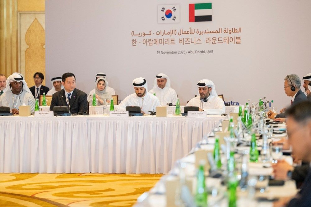 ولي عهد أبوظبي والرئيس الكوري يشهدان اجتماع الطاولة المستديرة للأعمال لتعزيز التعاون الاقتصادي بين البلدين