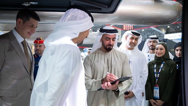 سيف بن زايد يزور معرض دبي للطيران 2025