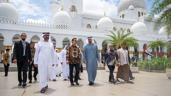 ذياب بن محمد بن زايد يزور جامع الشيخ زايد الكبير في مدينة سوراكارتا في إندونيسيا