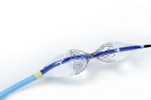 نجاح أول عملية لزرع جهاز يُخفّف آلام الذبحة الصدرية في" كليفلاند كلينك أبوظبي"