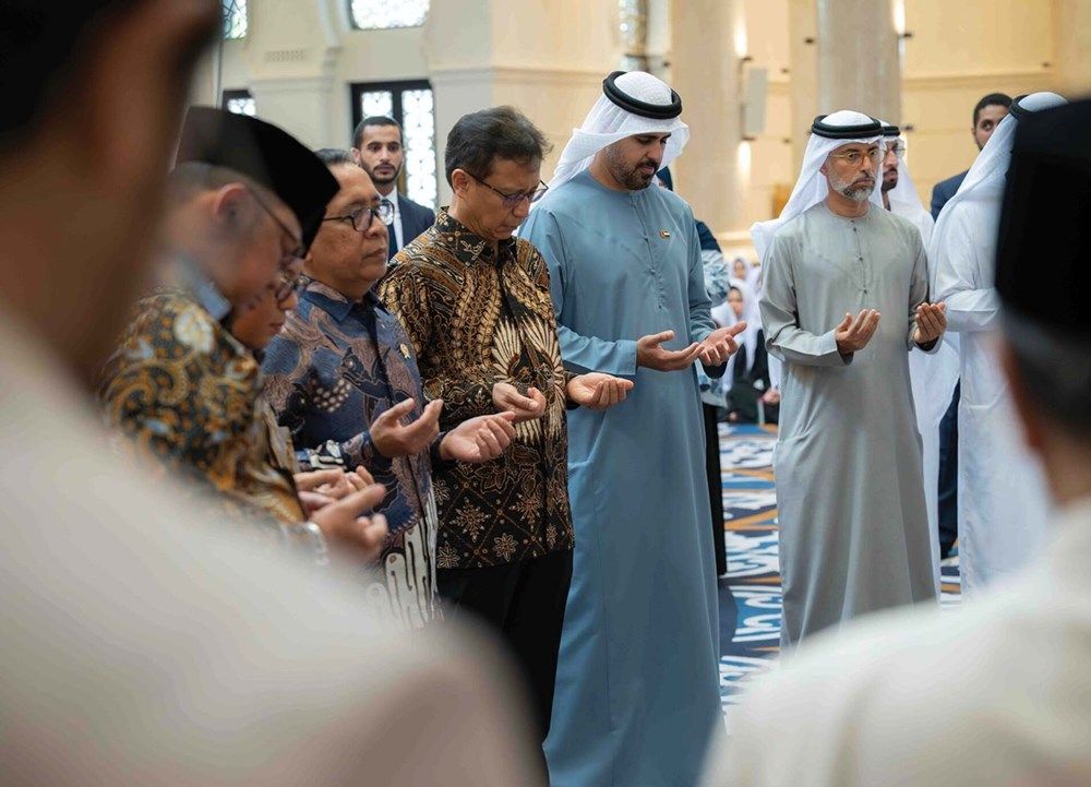 ذياب بن محمد بن زايد يزور جامع الشيخ زايد الكبير في مدينة سوراكارتا في إندونيسيا