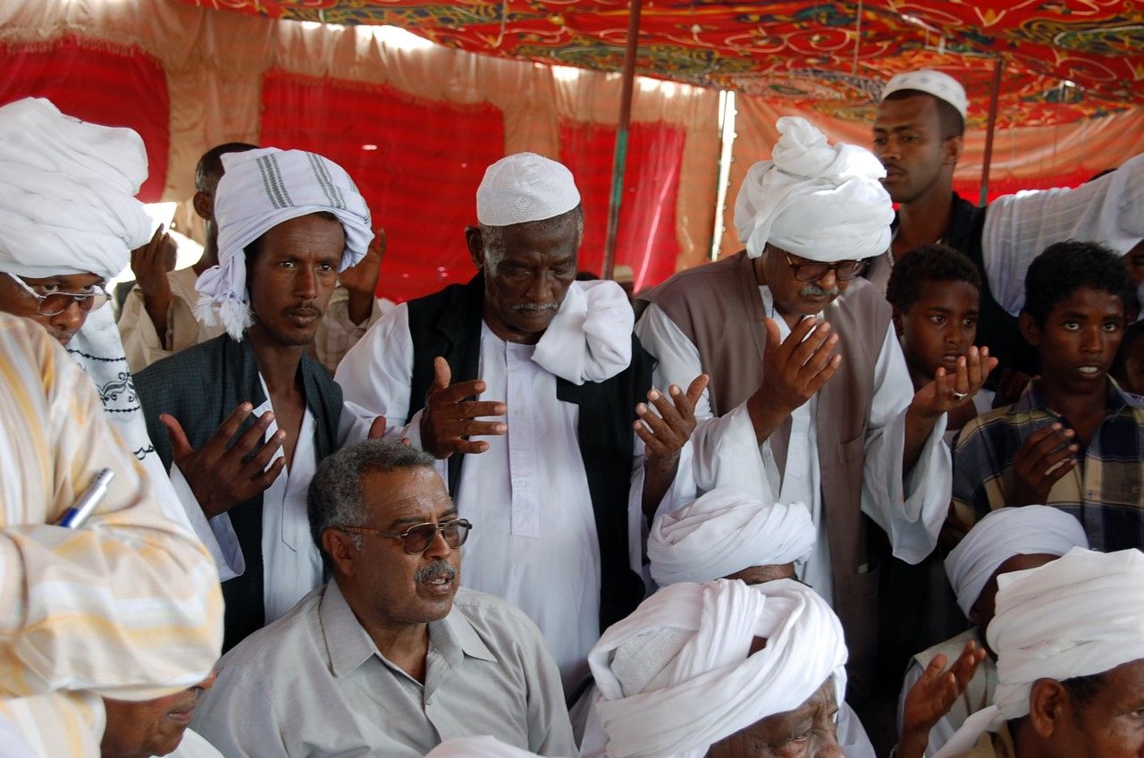 شاهد بالفيديو.. بعد أن أقاموا له سرادق عزاء.. شاب سوداني يفاجئ أسرته بأنه على قيد الحياة بعد ظهوره في مكالمة فيديو وأحد أقاربه يطالبه بالعودة سريعا: (تعال الصباح بدري عشان تلحق فطور فراشك)