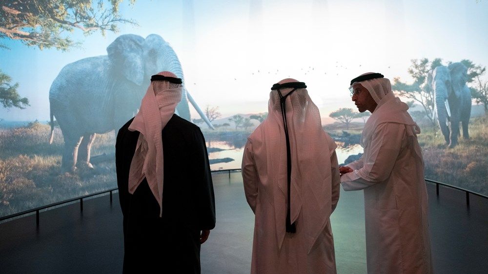 خالد بن محمد بن زايد وحمدان بن محمد بن راشد يقومان بجولة في متحف التاريخ الطبيعي أبوظبي بالمنطقة الثقافية في السعديات