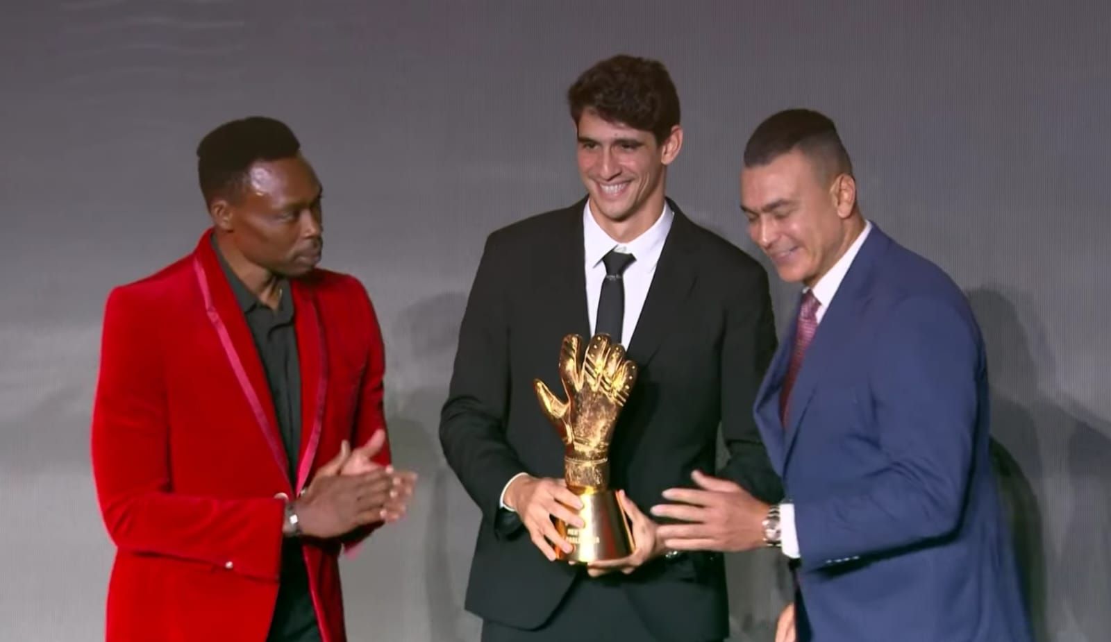 أشرف حكيمي يتوج بجائزة أفضل لاعب إفريقي في 2025