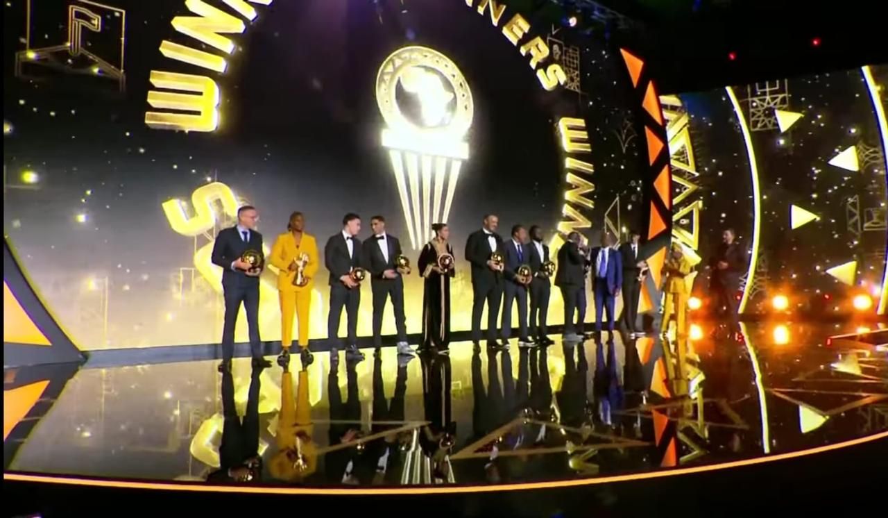 أشرف حكيمي يتوج بجائزة أفضل لاعب إفريقي في 2025