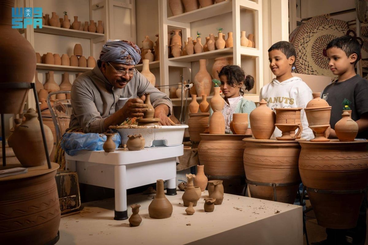 أنامل تشكل الطين.. الحرفي أبو لبن 50 عاما من الإبداع