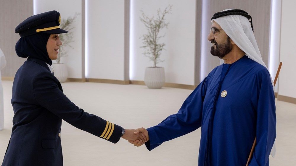 محمد بن راشد يلتقي مجموعة من الطيارين الإماراتيين ويؤكد أهمية الكوادر الوطنية في تطوير القطاع وتعزيز تنافسيته العالمية