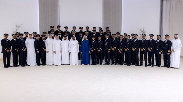 محمد بن راشد يلتقي مجموعة من الطيارين الإماراتيين ويؤكد أهمية الكوادر الوطنية في تطوير القطاع وتعزيز تنافسيته العالمية