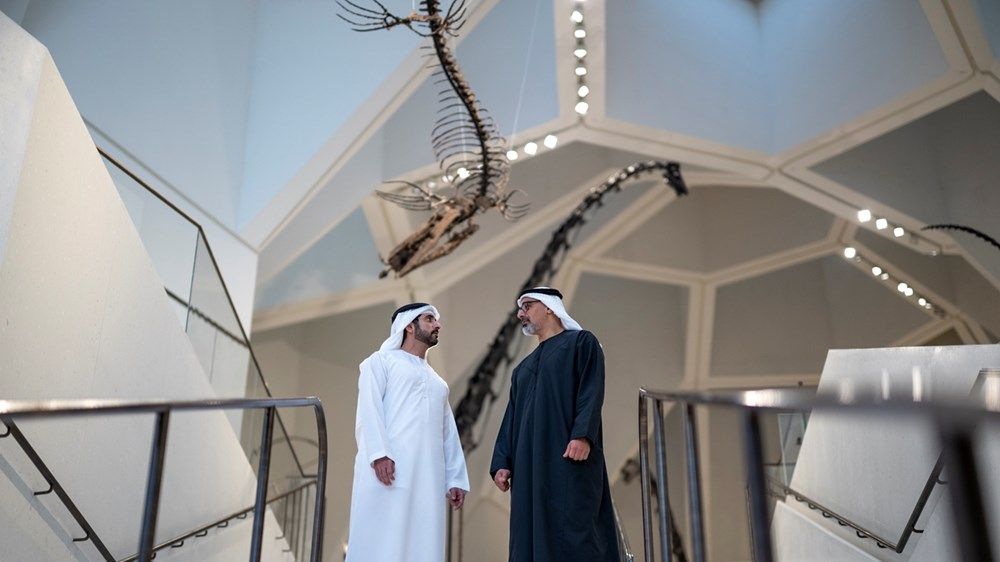 خالد بن محمد بن زايد وحمدان بن محمد بن راشد يقومان بجولة في متحف التاريخ الطبيعي أبوظبي بالمنطقة الثقافية في السعديات