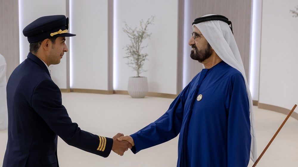 محمد بن راشد يلتقي مجموعة من الطيارين الإماراتيين ويؤكد أهمية الكوادر الوطنية في تطوير القطاع وتعزيز تنافسيته العالمية
