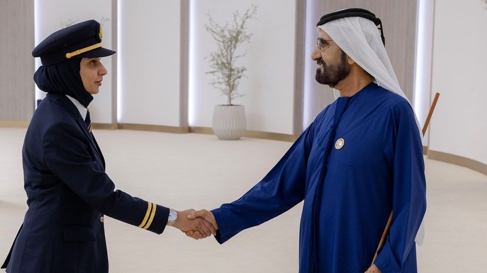 محمد بن راشد يلتقي مجموعة من الطيارين الإماراتيين ويؤكد أهمية الكوادر الوطنية في تطوير القطاع وتعزيز تنافسيته العالمية