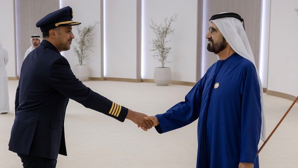 محمد بن راشد يلتقي مجموعة من الطيارين الإماراتيين ويؤكد أهمية الكوادر الوطنية في تطوير القطاع وتعزيز تنافسيته العالمية