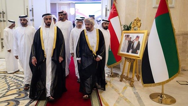سيف بن زايد يحضر حفل السفارة العمانية بمناسبة اليوم الوطني الـ 55
