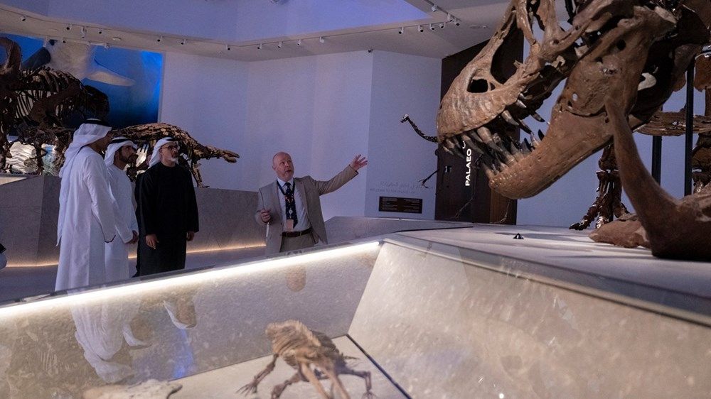 خالد بن محمد بن زايد وحمدان بن محمد بن راشد يقومان بجولة في متحف التاريخ الطبيعي أبوظبي بالمنطقة الثقافية في السعديات