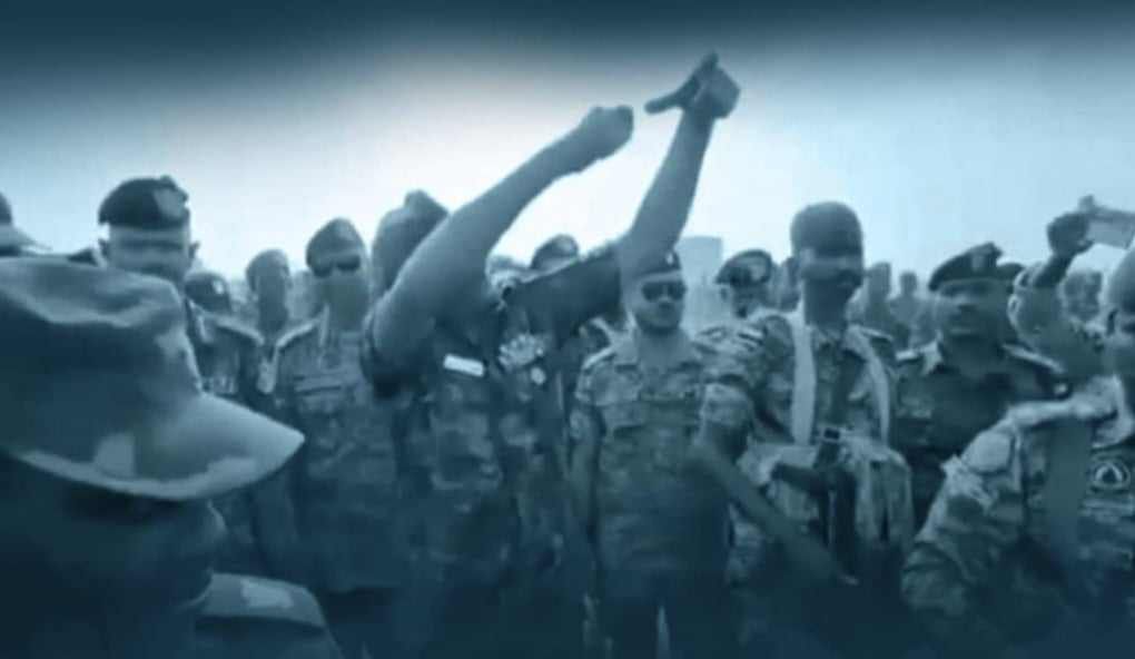 شاهد بالفيديو.. “البرهان” يطلق إصدار جديدة من حركة “الزردية” الشهيرة ويلوح بها أمام حشد غفير من المواطنين والجمهور: (شكلو كدة في فتك ومتك جديد جاي)