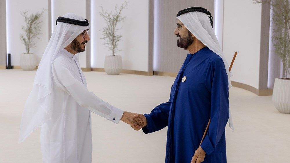 محمد بن راشد يلتقي مجموعة من الطيارين الإماراتيين ويؤكد أهمية الكوادر الوطنية في تطوير القطاع وتعزيز تنافسيته العالمية